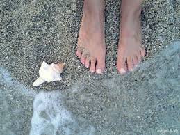 Resultado de imagen para mujer caminando en la arena
