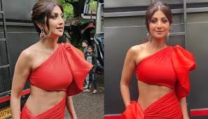shilpa shetty shows off her abs in a