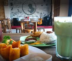 Makan seafood selepas kuliah atau bekerja tentu sangat menyenangkan. 20 Cafe 24 Jam Di Jogja Paling Hits Dan Tempat Nongkrong Asik