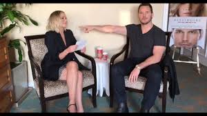 Jennifer lawrence y chris pratt se insultan uno al otro (subti. Passengers Movie Q A With Jennifer Lawrence And Chris Pratt Youtube
