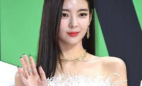 View latest posts and stories by @lia.itzy itzy lia (있지 리아) ❤ midzy in instagram. Netizens Choose Itzy S Lia As The Female K Pop Idol With The Perfect Shoulder Line Kpopmap
