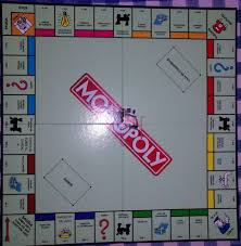La versión más antigua conocida de monopoly, conocida como the landlord's game, fue diseñada por la estadounidense elizabeth magie, y primero patentado en 1904, pero existía ya en 1902. Monopoly Para Imprimir Completo Tablero Billetes Y Tarjetas