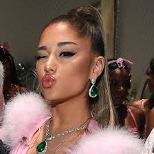 Following her debut at age 15 in the 2008 broadway musical 13: Ariana Grande Ist Wieder Single Bravo