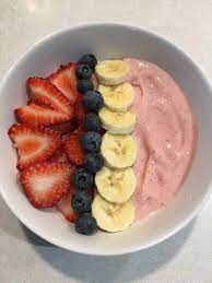 strawberry banana smoothie bowl