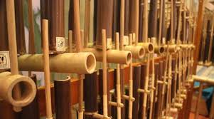 Bentuk dari alat musik calung ini sedikit mirip dengan angklung, namun terdapat perbedaan yaitu saat memainkannya. Keberadaan Angklung Di Peradaban Modern Cakrawalamedia Co Id