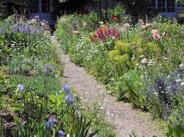11 Attractive Garden Path Ideas For A