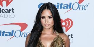 From loose waves to killer topknots, blonde to brunette, demi lovato has had some major beauty moments! Demi Lovato Cuts Off Her Hair After Max Ehrich Split
