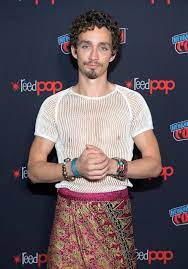 Klaus hargreeves (robert sheehan) is one of the breakthrough characters from the popular netflix series the umbrella academy. Robert Sheehan On His Hesitance To Play Klaus In The Umbrella Academy