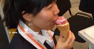 Même durant le monde de salons, la glace italienne reste la passion gourmande des femmes asiatiques - femme-passion-glace-gourmet-universel