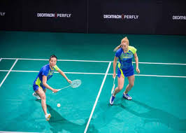 The game is either one player against one player or a team of two players against another team of two players. Badminton Rules Badminton Rules Regulations For Singles Doubles Blog Decathlon