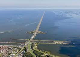 De afsluitdijk is een fundamenteel onderdeel van de grotere zuiderzeewerken , die de zuiderzee , een zoutwaterinlaat van de noordzee. Reinforcement Of Afsluitdijk Getting Started Van Oord