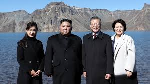 Kim jong un with his wife, ri sol ju, during a visit to china to visit xi jin ping in mar. Die Unerklarliche Wahrheit Von Kim Jong Un News24viral