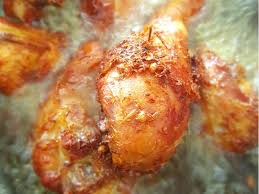 Goreng paha ayam di dalam minyak menggunakan api sedang. Resepi Ayam Goreng Berempah Yang Rangup Dan Berjus Daridapur Com