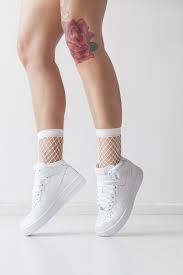 Ver más ideas sobre zapatillas blancas mujer, zapatillas, zapatos tenis para mujer. 10 Zapas Blancas Que Hacen Que Cualquier Look Lo Mole Todo