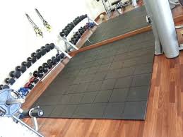 black rubber gym mat for heavy workouts