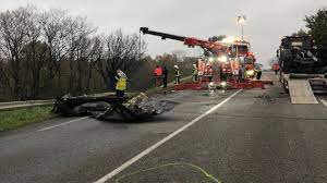 Une voiture et un camion chutent dans un ravin : une femme décède près de  Nantes
