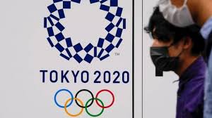 Una mujer intenta apagar la antorcha olímpica con una pistola de agua en japón y es detenida por la policía. No Podemos Posponer Los Juegos Olimpicos De Nuevo Jefa De Tokio 2020