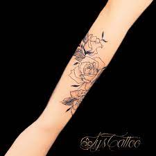 Lys Tattoo - Tatouage avant bras femme. Tatouage composition florales, roses  🥀 . Tatouage réalisé par Karine alias @lys.tattoo La rose 🌹 suscite les  passions ❤️‍🔥 depuis la nuit des temps. C'est