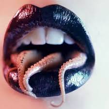 KÃ©ptalÃ¡lat a kÃ¶vetkezÅre: âwoman's mouth pregnant with squidâ