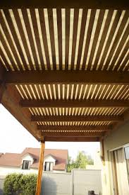 Fíjate en la combinación armónica del piso, mesa y techo. Techos De Madera Resistentes Y Duraderos Casamadera Cobertizos De Madera Techo De Patio Techo De Pergola