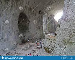 Проходна е пещера в село карлуково, област ловеч. Glaza Boga Peshery Ili Peshery Prohodna Vblizi Sela Karlukovo Bolgariya Stokovoe Foto Izobrazhenie Naschityvayushej 157974100