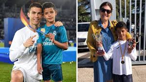 Sponsor ou pas, cristiano ronaldo n'en a que faire. Cristiano Ronaldo Salutes His Son After He Wins School Pichichi As Com
