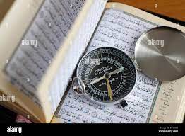 Coran et une boussole Qibla pour indiquer la direction de La Mecque.  Close-Up Photo Stock - Alamy