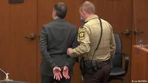Minneapolis (ap) — derek chauvin used brief comments at his sentencing hearing friday to offer condolences to george floyd's family, and said he hopes more will come out in the future that. Floyd Prozess Ex Polizist Schuldig Gesprochen Aktuell Amerika Dw 20 04 2021
