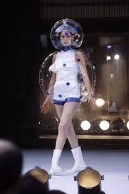 月面着陸50周年！ 宇宙にインスパイアされた名作ファッション、いくつ覚えてる？ | Vogue Japan