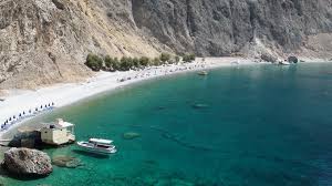 Het landschap is indrukwekkend met rotsachtige kliffen die oplopen tot 500 meter. Tourist Info Fur Die Insel Kreta Griechenland Strand Glyka Nera