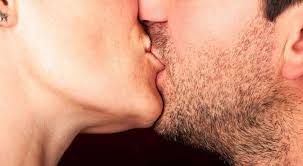 El día internacional del beso, se celebra el 13 de abril como un homenaje al beso de más larga duración que se ha registrado en la historia, que tuvo lugar en tailandia para conmemorar el día de san valentín. 13 De Abril Dia Internacional Del Beso Aunque Sin Besos La Voz