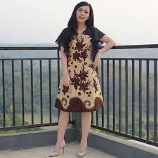 This dress has sleeveless design, high round neck, low back cut with hook and zipper fastening. 29 Model Baju Batik Yang Populer Dan Menarik Untuk Diikuti