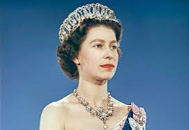 (94) na léto opouští londýn a odjíždí na dovolenou do skotska, není nic nového. Kralovna Alzbeta Ii 21 4 1926 Zeny Cz