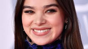 hailee steinfeld gives us a k behind