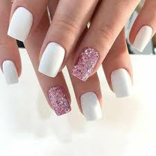 While the rest are painted in a single color white gloss one nail is covered in different sized diamonds. Diy Glitter Nails Sliver Pink Clear Gold Short White Coffin Summer Black Champagne Tips Neutral Nai Pink Glitter Nails White Acrylic Nails White Glitter Nails