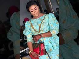 Un modèle intemporel décliné en deux versions, dont une légèrement plus échancrée. Latest Africanfashion Stylish Nigeria Asoebi Senegalese Bazin Ans Beautiful Dresses Fashion Style Nigeria
