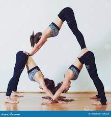 Йога Acro, 3 Sporty девушки практикует йогу в парах Йога партнера, доверие,  баланс и здоровая концепция образа жизни Гибкость йог Стоковое Изображение  - изображение насчитывающей расположите, практика: 124484553