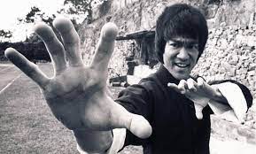 Great video from Coveer: 1940年11月27日李小龙（原名：李振藩 ）生于美国三藩市，他是一代武术宗师、著名童星、功夫影帝、功夫电影的开创者、武道哲学的创立者截拳道的创始人。