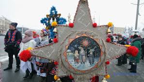 Сам же новий рік відзначають в ніч з 13 на 14 січня, супроводжуючи свято багато накритим столом, танцями, веселощами та щедрівками. 14 Sichnya Pam Yatni Dati