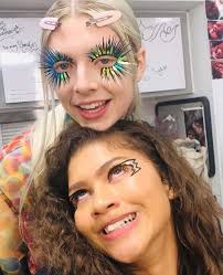 The head makeup artist for hbo's euphoria doniella davy shared how the sparkly, bright makeup on the show is instrumental to each character's journey with allure's digital beauty reporter, devon every time you see characters like jules, maddy, and kat in a new outfit, their makeup looks different, too. Makeup Looks From Euphoria We Can T Stop Obsessing Over