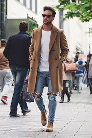 This makes the perfect outfit for a rock concert. Men S Brown Overcoat White Crew Neck T Shirt Blue Ripped Skinny Jeans Brown Suede Chelsea Boots Moda Hombre Moda Hombre Invierno Estilo De Ropa Hombre