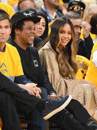 Beyonce's new shorter hairstyle is not only short, it's also blonde — which i'm sure will have everyone comparing beyonce to miley cyrus later today. Beyonce S Blonde Hair Highlights At The Nba Finals Game Beyonce S Hair Colors Instyle