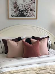 7 ways to arrange decorative cushions