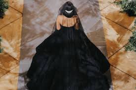 Es scheint so, als käme da ein trend auf: Schwarze Brautkleider Das Sind Die Schonsten Hochzeitskleider In Schwarz Vogue Germany