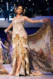 Perkawinan berbagai elemen terlihat kontras di atas panggung. Anne Avantie Gaun Formal Panjang Gaun Batik