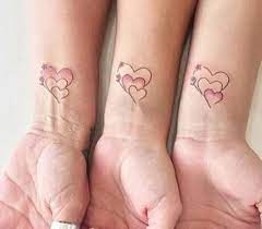 Triple coeur sur le poignet