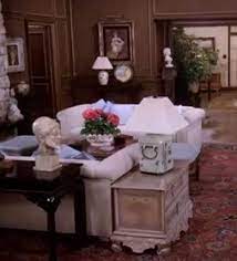 Harth stonebrew's tavern is a special place. Living Room Area Of Jonathan And Jennifer Hart From The Tv Show Hart To Hart Hart House Decor Tv Show House