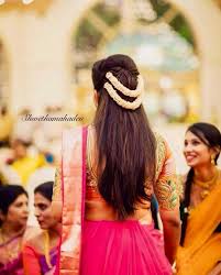 Aishwarya rai bachchan is sporting a neat bun on this fancy saree in this picture. She Is Creating Style Statement In This Beautiful Pink Saree And The Simple Hair Style Is Beaut Hair Styles Traditional Hairstyle Hairstyles For Indian Wedding