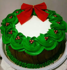 These cake decorating ideas for the holidays will earn oohs and aahs from the family. Holiday Garland Cake Christmas Cake Designs Christmas Cake Decorations Christmas Cake