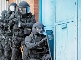 Spezialeinheit sas doku die tödlichste eliteeinheit der welt. Automatenaufbruch In Kronshagen Polizei Spezialeinheit Nimmt Bande Fest